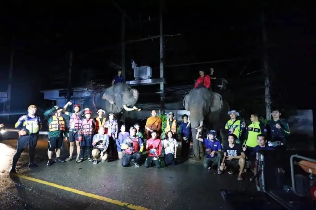 พระครูอ๊อด วัดเจดีย์หลวง นำช้างจากบ้านพักช้างตระกูลแสน มาลุยน้ำแจกของช่วยน้ำท่วม ที่ อ.สารภี จ.เชียงใหม่