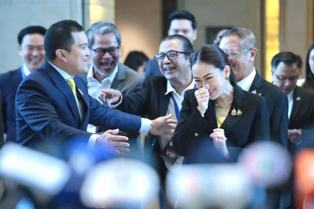 นายกฯ เผย อายุน้อยไม่สำคัญ หากเปิดโอกาสให้ทำงาน และคนรุ่นเก่าคอยสนับสนุน ชี้ ลงทุนในไทย เหมือนลงทุนในอาเซียน ยก ‘ไทย‘ เป็นคลังอาหารโลก รองรับสถานการณ์โลกเปลี่ยน นายกฯ เผย อายุน้อยไม่สำคัญ หากเปิดโอกาสให้ทำงาน และคนรุ่นเก่าคอยสนับสนุน ชี้ ลงทุนในไทย เหมือนลงทุนในอาเซียน ยก ‘ไทย‘ เป็นคลังอาหารโลก รองรับสถานการณ์โลกเปลี่ยน