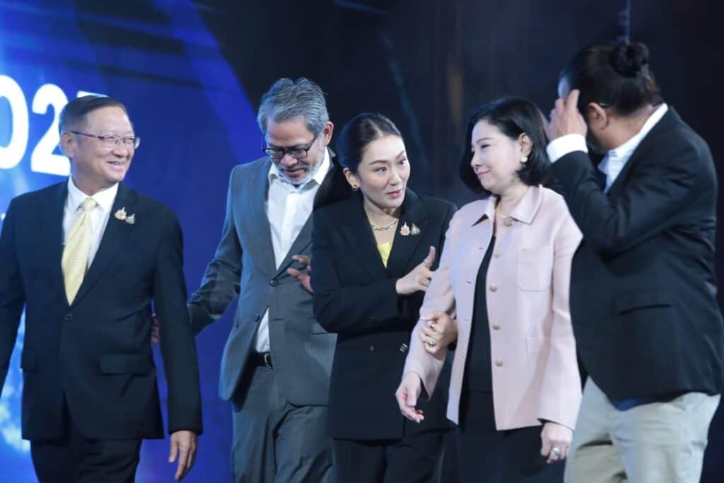 นายกฯ เผย อายุน้อยไม่สำคัญ หากเปิดโอกาสให้ทำงาน และคนรุ่นเก่าคอยสนับสนุน ชี้ ลงทุนในไทย เหมือนลงทุนในอาเซียน ยก ‘ไทย‘ เป็นคลังอาหารโลก รองรับสถานการณ์โลกเปลี่ยน นายกฯ เผย อายุน้อยไม่สำคัญ หากเปิดโอกาสให้ทำงาน และคนรุ่นเก่าคอยสนับสนุน ชี้ ลงทุนในไทย เหมือนลงทุนในอาเซียน ยก ‘ไทย‘ เป็นคลังอาหารโลก รองรับสถานการณ์โลกเปลี่ยน