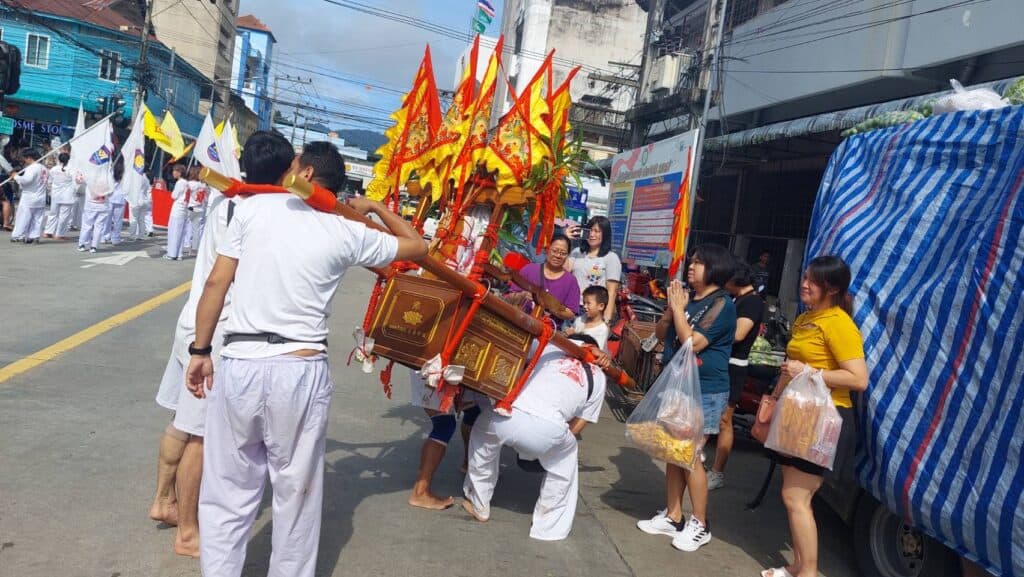 ยะลาเทศกาลถือศีลกินเจชาวไทยเชื้อสายจีนเมืองเบตงชาวมาเลเซียแห่ไหว้เจ้าแม่กวนอิมคึกคัก ยะลาเทศกาลถือศีลกินเจชาวไทยเชื้อสายจีนเมืองเบตงชาวมาเลเซียแห่ไหว้เจ้าแม่กวนอิมคึกคัก