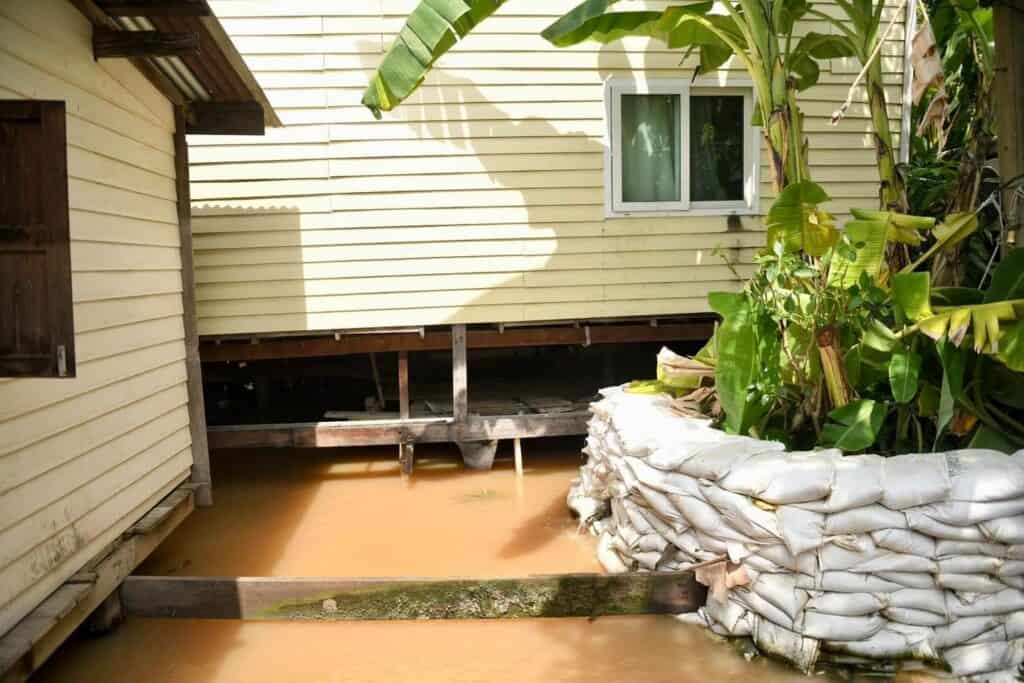 กทม. เตรียมอุปกรณ์-กระสอบทราย พร้อมแจ้งเตือนชุมชนริมแม่น้ำให้ยกของขึ้นที่สูง รองรับสถานการณ์น้ำเจ้าพระยาขึ้นสูง 13-23 ต.ค.นี้ กทม. เตรียมอุปกรณ์-กระสอบทราย พร้อมแจ้งเตือนชุมชนริมแม่น้ำให้ยกของขึ้นที่สูง รองรับสถานการณ์น้ำเจ้าพระยาขึ้นสูง 13-23 ต.ค.นี้