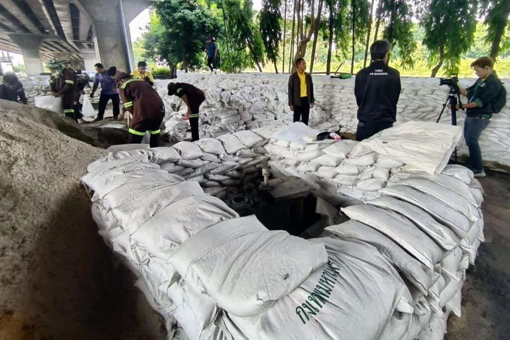 กทม. เตรียมอุปกรณ์-กระสอบทราย พร้อมแจ้งเตือนชุมชนริมแม่น้ำให้ยกของขึ้นที่สูง รองรับสถานการณ์น้ำเจ้าพระยาขึ้นสูง 13-23 ต.ค.นี้ กทม. เตรียมอุปกรณ์-กระสอบทราย พร้อมแจ้งเตือนชุมชนริมแม่น้ำให้ยกของขึ้นที่สูง รองรับสถานการณ์น้ำเจ้าพระยาขึ้นสูง 13-23 ต.ค.นี้