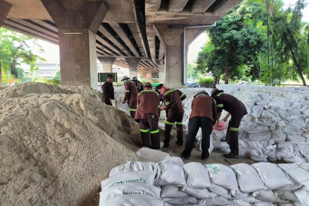 กทม. เตรียมอุปกรณ์-กระสอบทราย พร้อมแจ้งเตือนชุมชนริมแม่น้ำให้ยกของขึ้นที่สูง รองรับสถานการณ์น้ำเจ้าพระยาขึ้นสูง 13-23 ต.ค.นี้ กทม. เตรียมอุปกรณ์-กระสอบทราย พร้อมแจ้งเตือนชุมชนริมแม่น้ำให้ยกของขึ้นที่สูง รองรับสถานการณ์น้ำเจ้าพระยาขึ้นสูง 13-23 ต.ค.นี้