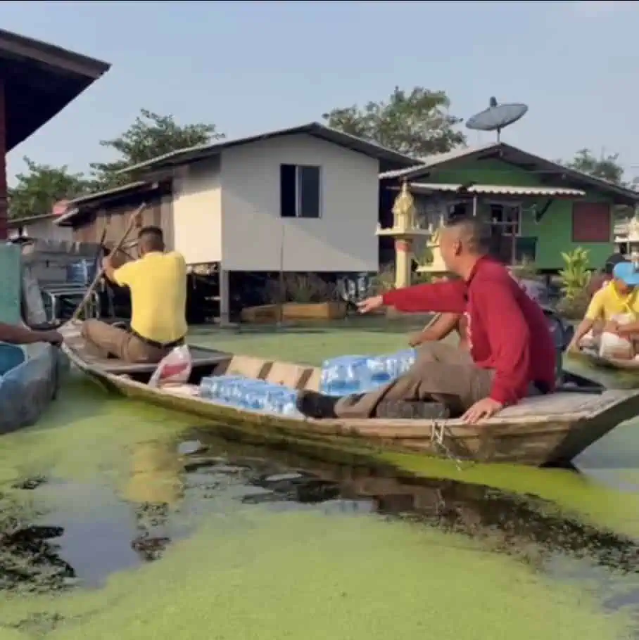 ตำรวจบางเลนนำข้าวสารน้ำดื่มมาให้ประชาชนที่ประสบภัยน้ำท่วมได้รับความเดือดร้อน