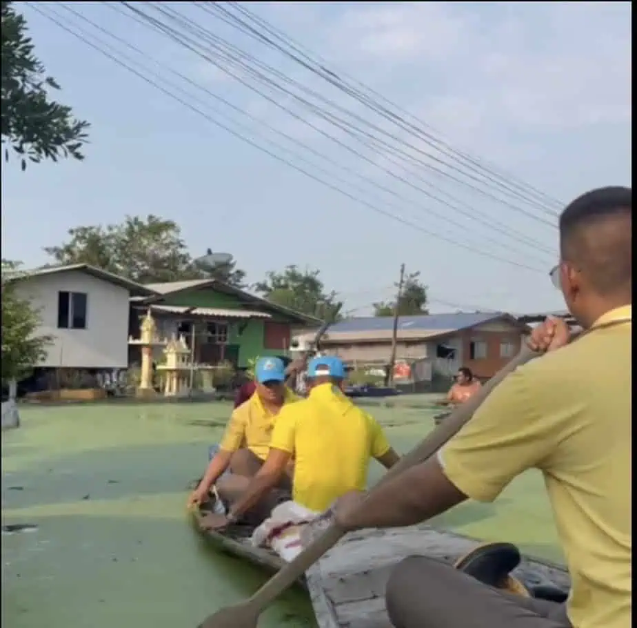 ตำรวจบางเลนนำข้าวสารน้ำดื่มมาให้ประชาชนที่ประสบภัยน้ำท่วมได้รับความเดือดร้อน