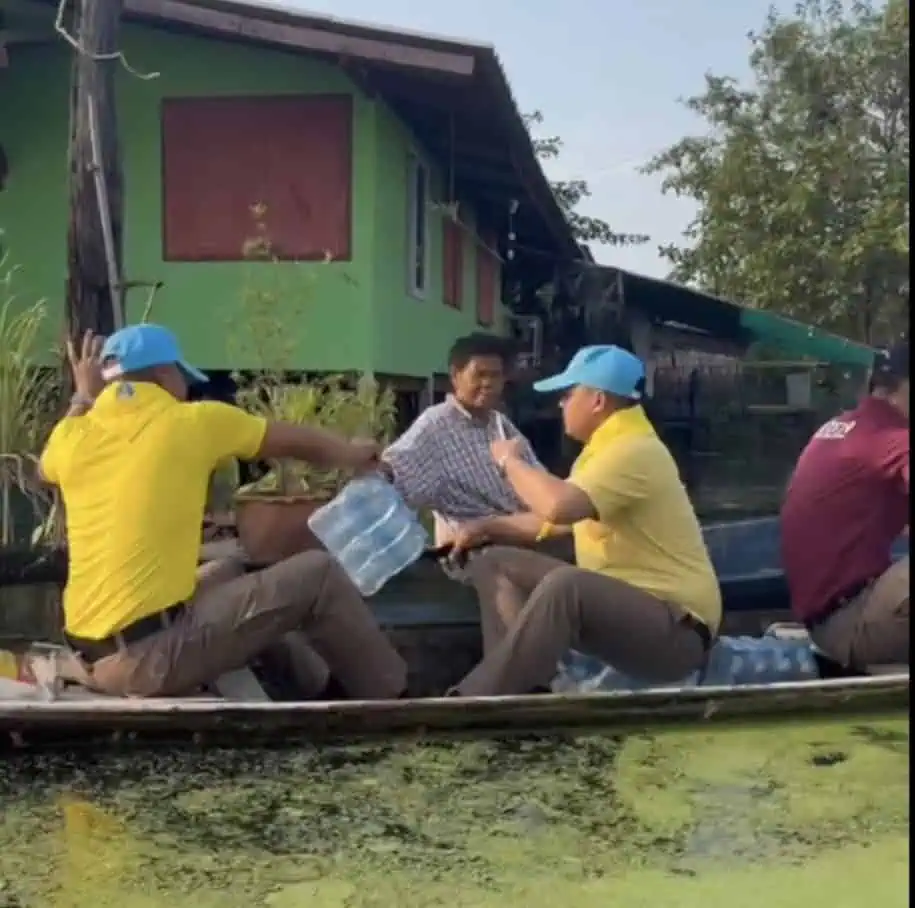 ตำรวจบางเลนนำข้าวสารน้ำดื่มมาให้ประชาชนที่ประสบภัยน้ำท่วมได้รับความเดือดร้อน