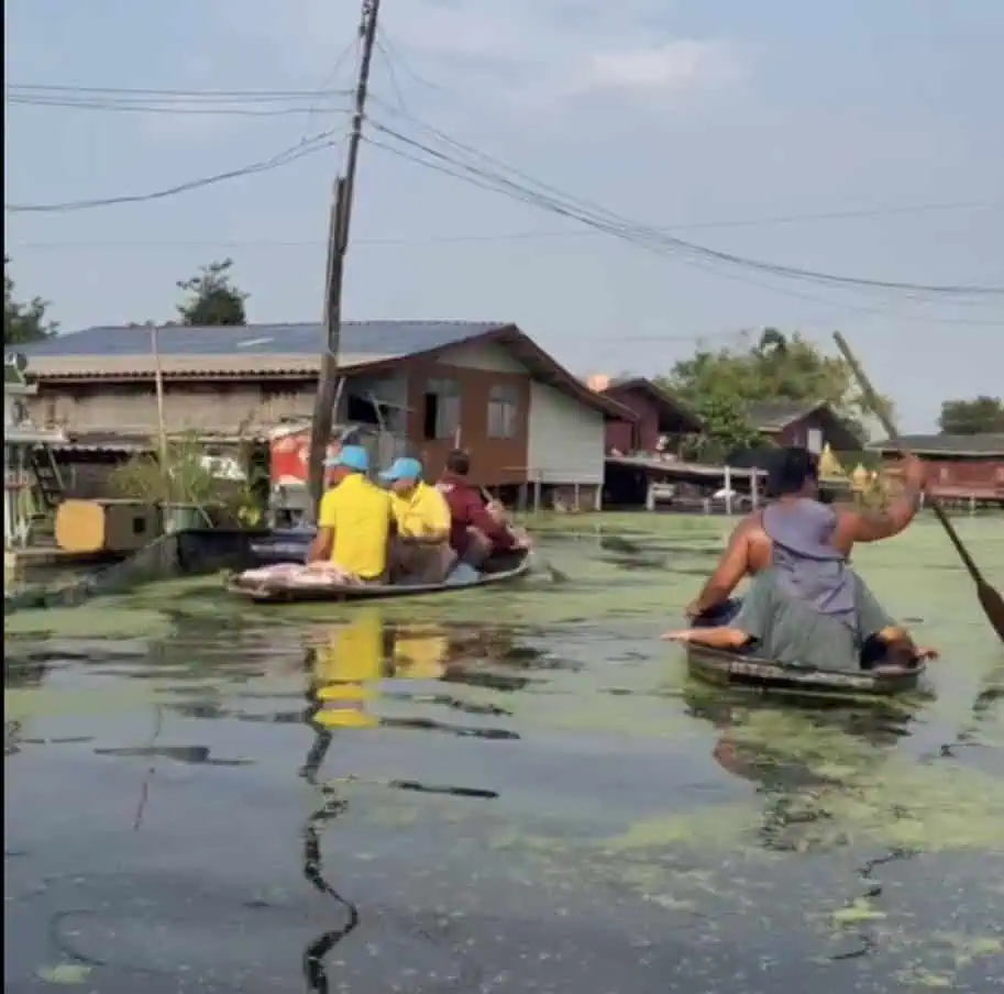 ตำรวจบางเลนนำข้าวสารน้ำดื่มมาให้ประชาชนที่ประสบภัยน้ำท่วมได้รับความเดือดร้อน