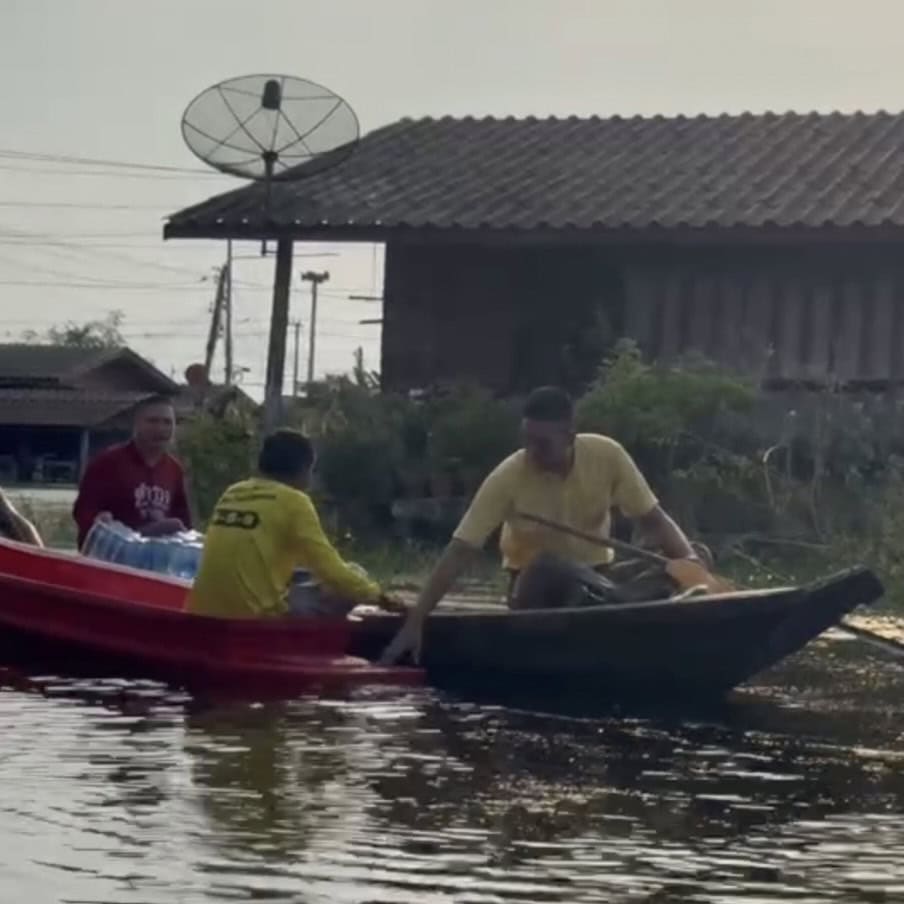 ตำรวจบางเลนนำข้าวสารน้ำดื่มมาให้ประชาชนที่ประสบภัยน้ำท่วมได้รับความเดือดร้อน ตำรวจบางเลนนำข้าวสารน้ำดื่มมาให้ประชาชนที่ประสบภัยน้ำท่วมได้รับความเดือดร้อน