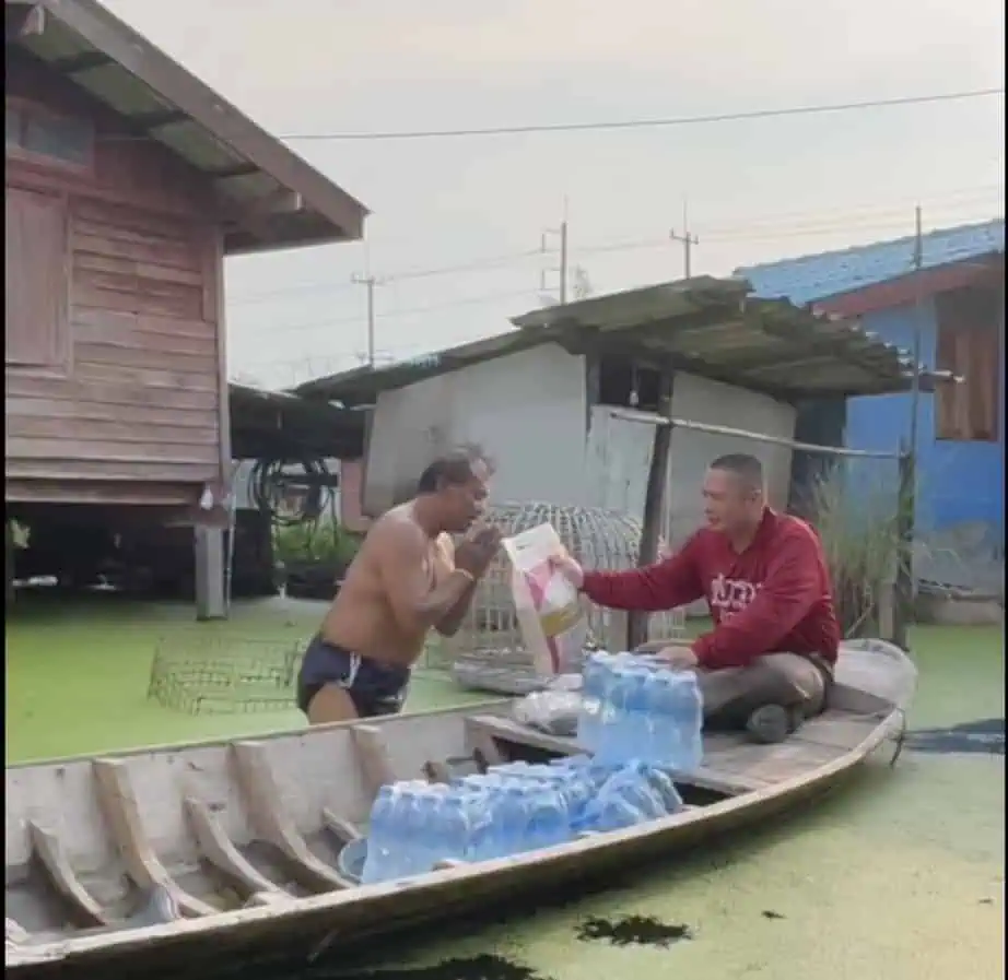 ตำรวจบางเลนนำข้าวสารน้ำดื่มมาให้ประชาชนที่ประสบภัยน้ำท่วมได้รับความเดือดร้อน