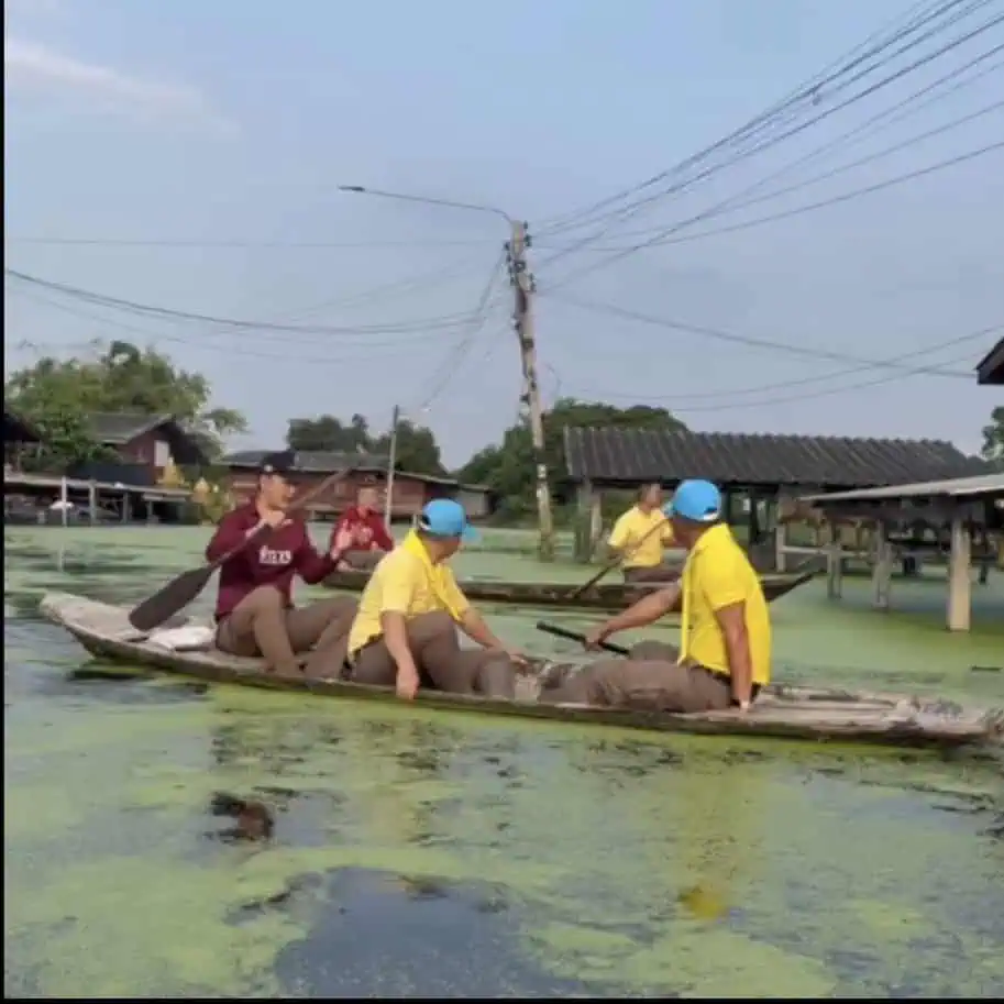 ตำรวจบางเลนนำข้าวสารน้ำดื่มมาให้ประชาชนที่ประสบภัยน้ำท่วมได้รับความเดือดร้อน