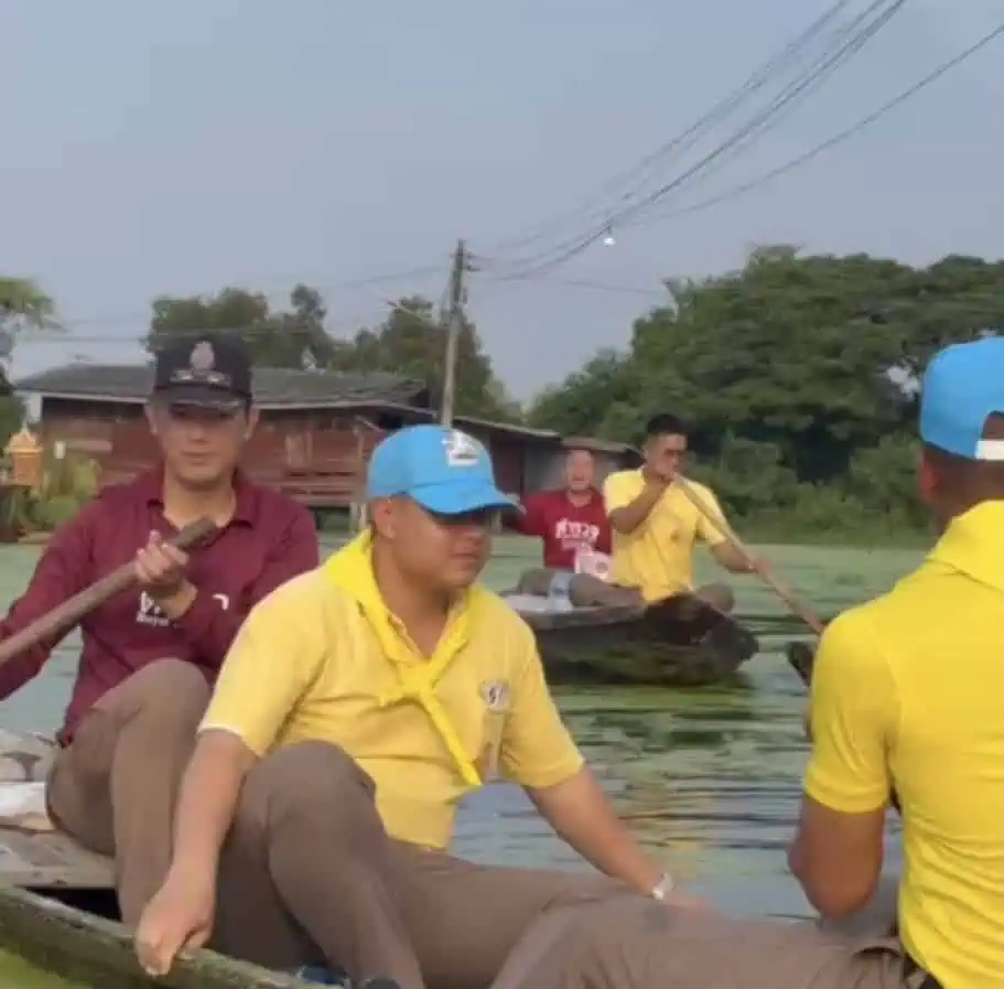 ตำรวจบางเลนนำข้าวสารน้ำดื่มมาให้ประชาชนที่ประสบภัยน้ำท่วมได้รับความเดือดร้อน