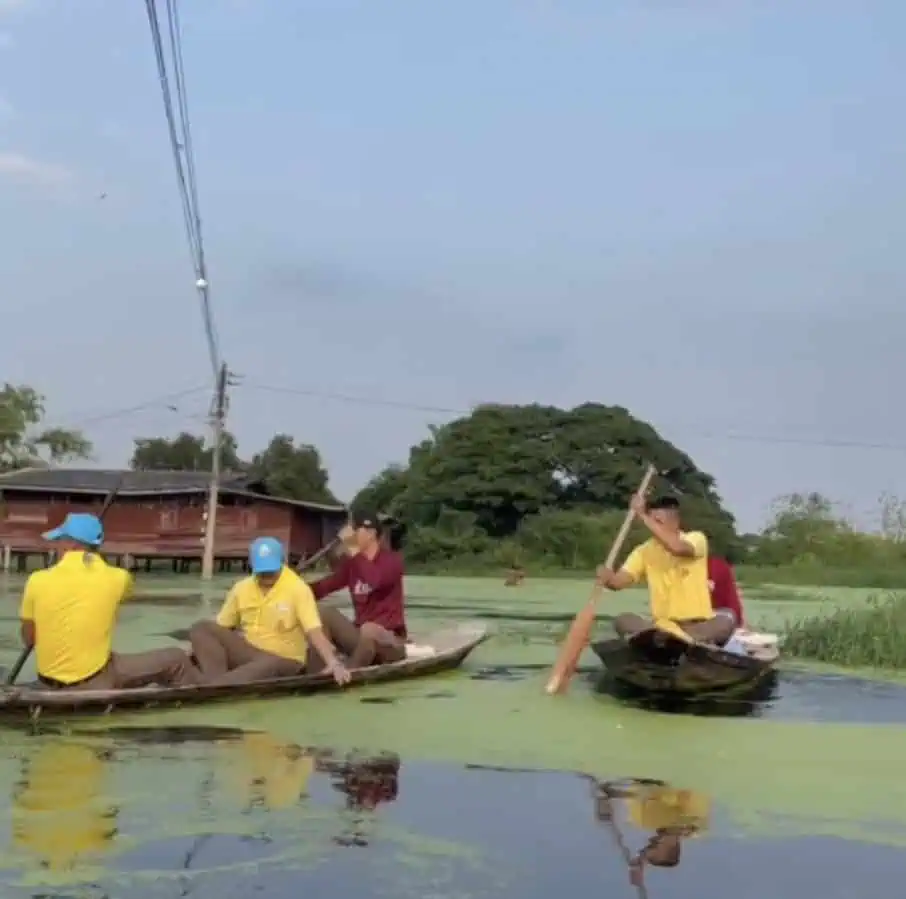 ตำรวจบางเลนนำข้าวสารน้ำดื่มมาให้ประชาชนที่ประสบภัยน้ำท่วมได้รับความเดือดร้อน