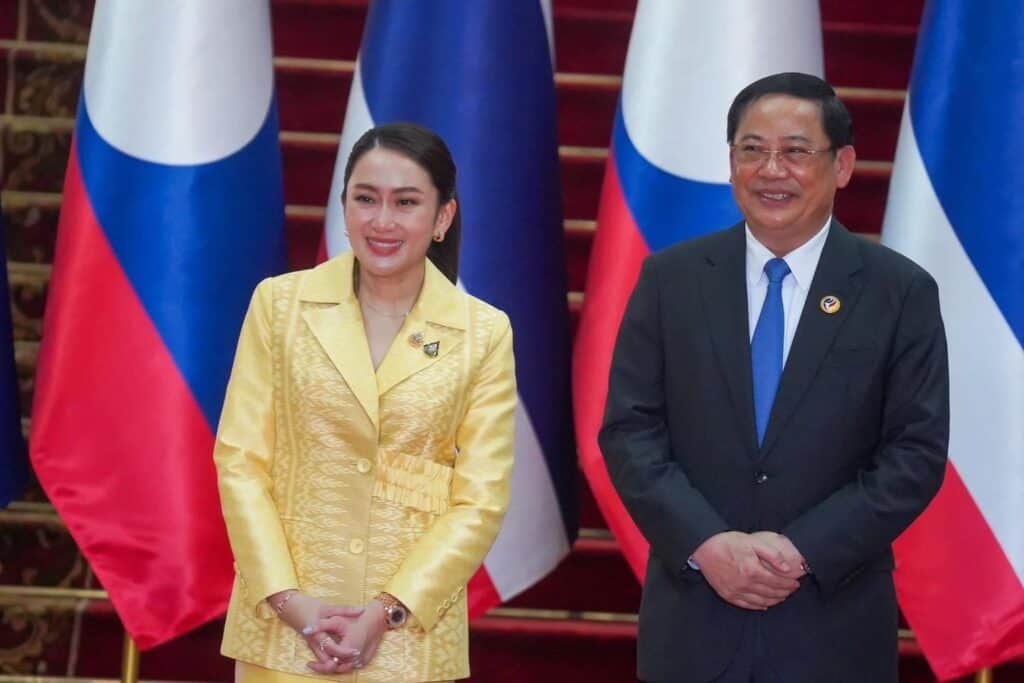 นายกฯ อิ้งค์บินถกปัญหาสำคัญไทย-ลาวร่วมกัน จับมือแก้ปัญหาแก๊งคอลเซ็นเตอร์ข้ามชาติพร้อมปัญหาหมอกควัน และยาเสพติดระหว่างชาติ นายกฯ อิ้งค์บินถกปัญหาสำคัญไทย-ลาวร่วมกัน จับมือแก้ปัญหาแก๊งคอลเซ็นเตอร์ข้ามชาติพร้อมปัญหาหมอกควัน และยาเสพติดระหว่างชาติ