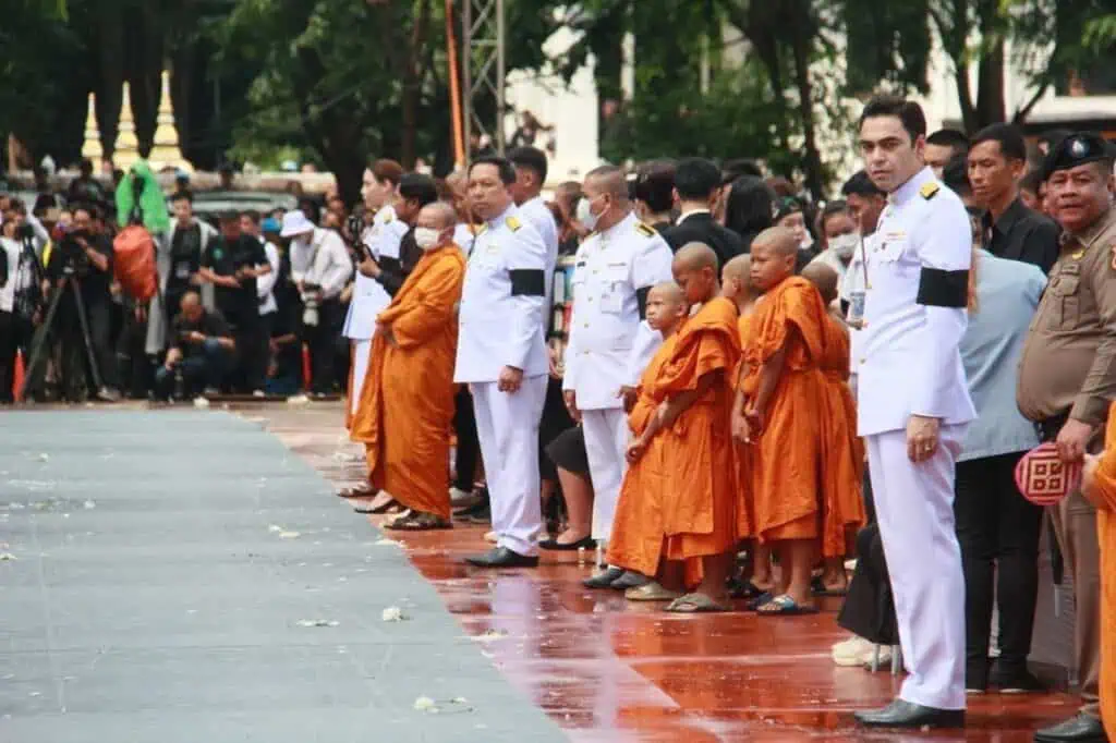 ร่วมอาลัย ผู้เสียชีวิตจากเหตุรถบัสไฟไหม้ แน่นวัดทีื จ.อุทัยธานี