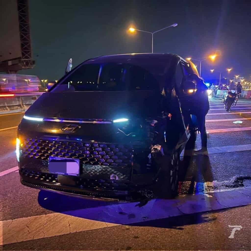 ติ๊ก ชิโร่ ขับรถตู้ชนจยย. มีผู้เสียชีวิต 1 บาดเจ็บ 1 นักร้องดังยืนรอมอบตัวกับตำรวจรับสารภาพว่า เป็นคนขับเอง ติ๊ก ชิโร่ ขับรถตู้ชนจยย. มีผู้เสียชีวิต 1 บาดเจ็บ 1 นักร้องดังยืนรอมอบตัวกับตำรวจรับสารภาพว่า เป็นคนขับเอง