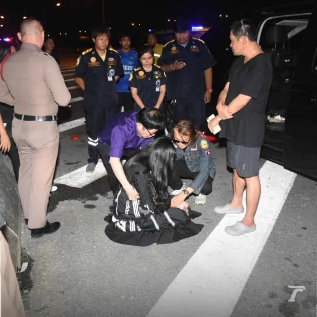 ติ๊ก ชิโร่ ขับรถตู้ชนจยย. มีผู้เสียชีวิต 1 บาดเจ็บ 1 นักร้องดังยืนรอมอบตัวกับตำรวจรับสารภาพว่า เป็นคนขับเอง ติ๊ก ชิโร่ ขับรถตู้ชนจยย. มีผู้เสียชีวิต 1 บาดเจ็บ 1 นักร้องดังยืนรอมอบตัวกับตำรวจรับสารภาพว่า เป็นคนขับเอง