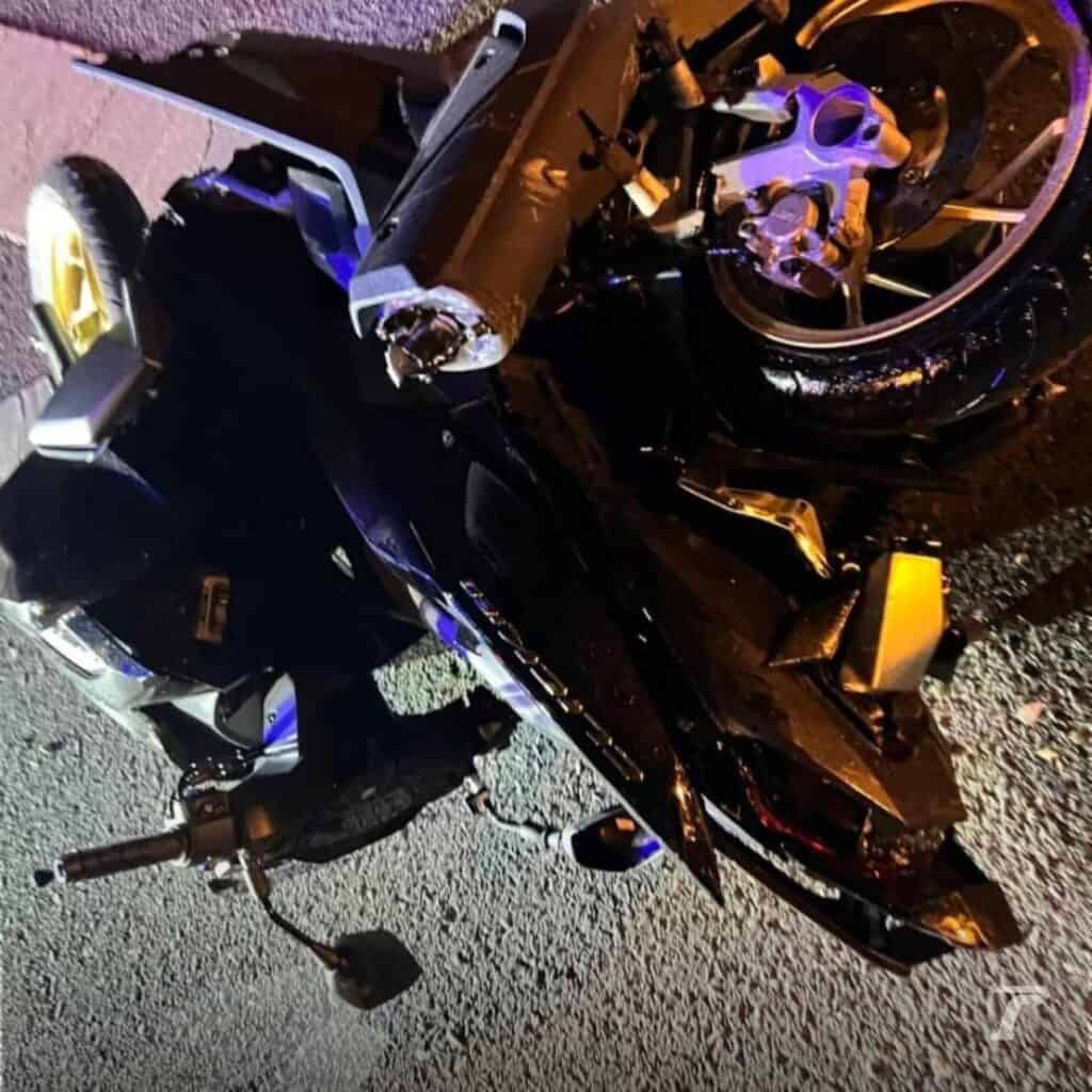 ติ๊ก ชิโร่ ขับรถตู้ชนจยย. มีผู้เสียชีวิต 1 บาดเจ็บ 1 นักร้องดังยืนรอมอบตัวกับตำรวจรับสารภาพว่า เป็นคนขับเอง ติ๊ก ชิโร่ ขับรถตู้ชนจยย. มีผู้เสียชีวิต 1 บาดเจ็บ 1 นักร้องดังยืนรอมอบตัวกับตำรวจรับสารภาพว่า เป็นคนขับเอง