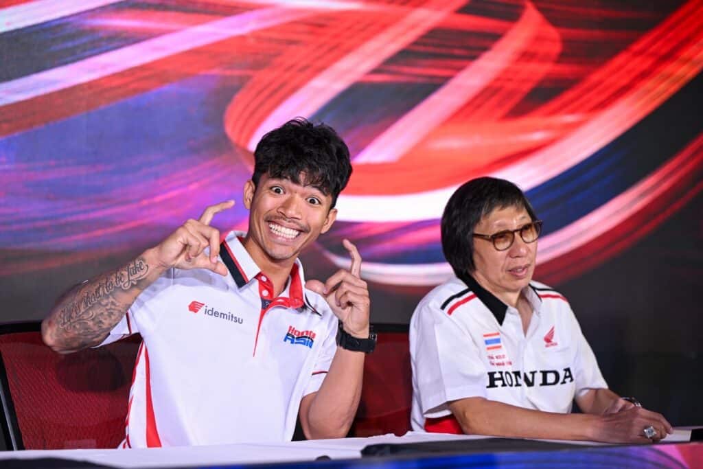 "ไทยฮอนด้า" ประกาศความสำเร็จระดับโลก! สานฝันความภูมิใจของคนไทย ส่ง "ก้อง-สมเกียรติ" สู่นักบิดโมโตจีพีชาวไทยคนแรกในประวัติศาสตร์! "ไทยฮอนด้า" ประกาศความสำเร็จระดับโลก! สานฝันความภูมิใจของคนไทย ส่ง "ก้อง-สมเกียรติ" สู่นักบิดโมโตจีพีชาวไทยคนแรกในประวัติศาสตร์!