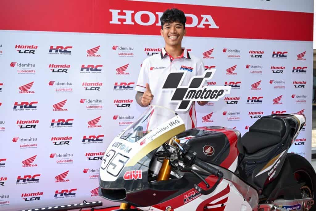 "ไทยฮอนด้า" ประกาศความสำเร็จระดับโลก! สานฝันความภูมิใจของคนไทย ส่ง "ก้อง-สมเกียรติ" สู่นักบิดโมโตจีพีชาวไทยคนแรกในประวัติศาสตร์! "ไทยฮอนด้า" ประกาศความสำเร็จระดับโลก! สานฝันความภูมิใจของคนไทย ส่ง "ก้อง-สมเกียรติ" สู่นักบิดโมโตจีพีชาวไทยคนแรกในประวัติศาสตร์!