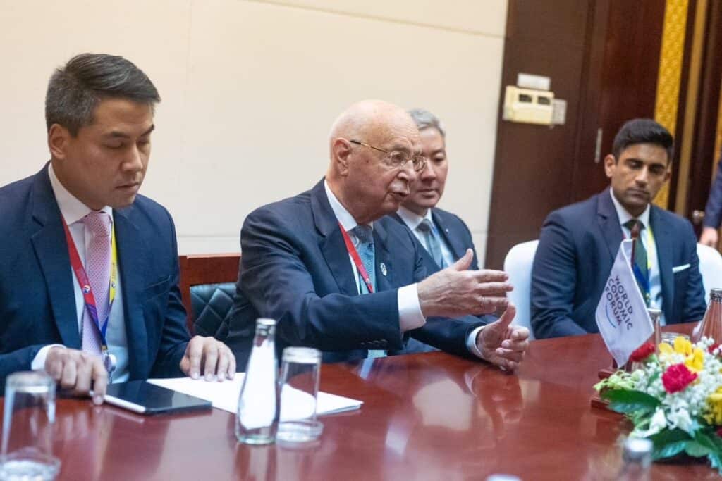 นายกฯ หารือ ผู้ก่อตั้งและประธานสภาเศรษฐกิจโลก เตรียมพิจารณาเยือนดาวอสคุยความเป็นไปได้ตั้งศูนย์ในไทย นายกฯ หารือ ผู้ก่อตั้งและประธานสภาเศรษฐกิจโลก เตรียมพิจารณาเยือนดาวอสคุยความเป็นไปได้ตั้งศูนย์ในไทย