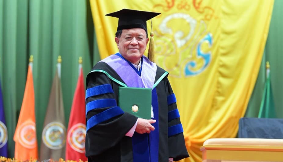 คณบดีคณะศึกษาศาสตร์ มหาวิทยาลัยศิลปากร เข้ารับพระราชทานปริญญาดุษฎีบัณฑิตกิตติมศักดิ์ มหาวิทยาลัยเกษตรศาสตร์ คณบดีคณะศึกษาศาสตร์ มหาวิทยาลัยศิลปากร เข้ารับพระราชทานปริญญาดุษฎีบัณฑิตกิตติมศักดิ์ มหาวิทยาลัยเกษตรศาสตร์