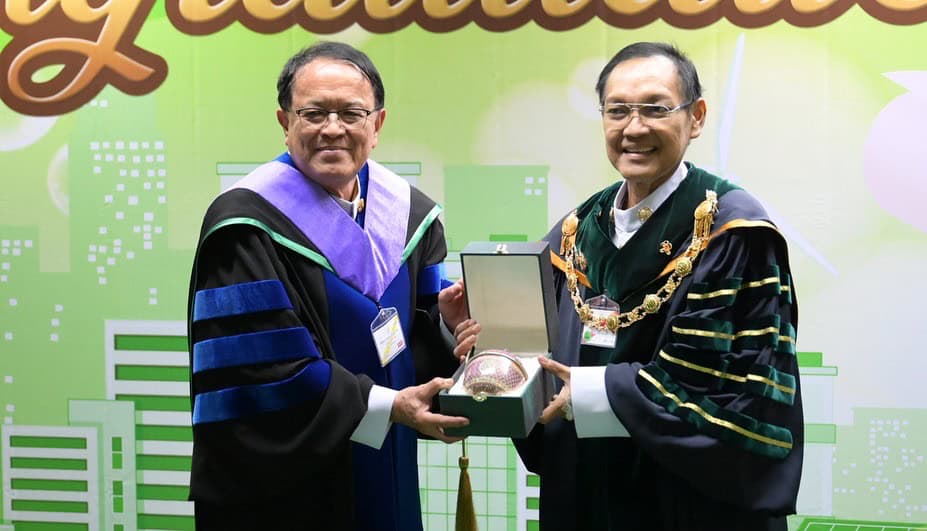 คณบดีคณะศึกษาศาสตร์ มหาวิทยาลัยศิลปากร เข้ารับพระราชทานปริญญาดุษฎีบัณฑิตกิตติมศักดิ์ มหาวิทยาลัยเกษตรศาสตร์ คณบดีคณะศึกษาศาสตร์ มหาวิทยาลัยศิลปากร เข้ารับพระราชทานปริญญาดุษฎีบัณฑิตกิตติมศักดิ์ มหาวิทยาลัยเกษตรศาสตร์