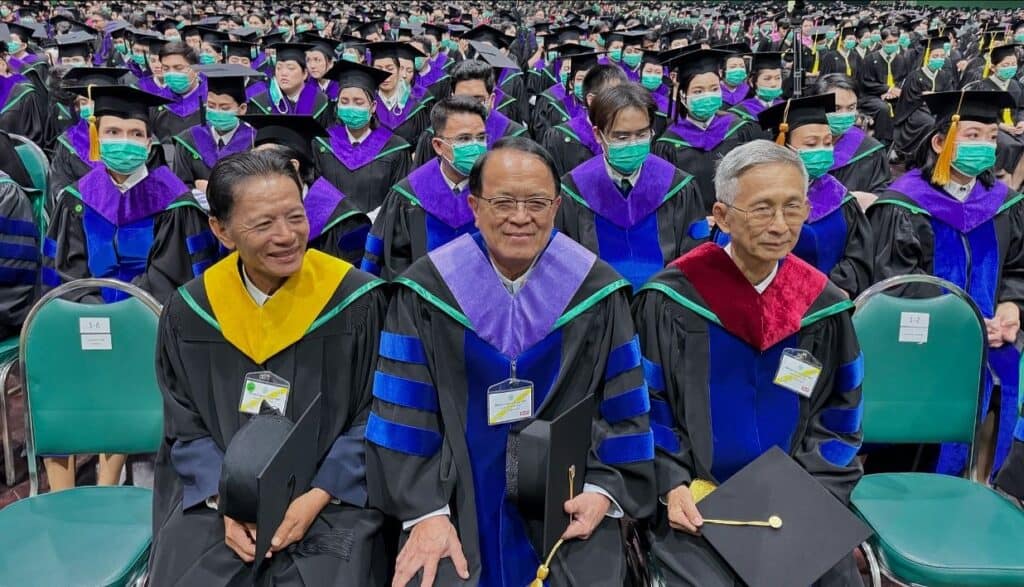 คณบดีคณะศึกษาศาสตร์ มหาวิทยาลัยศิลปากร เข้ารับพระราชทานปริญญาดุษฎีบัณฑิตกิตติมศักดิ์ มหาวิทยาลัยเกษตรศาสตร์ คณบดีคณะศึกษาศาสตร์ มหาวิทยาลัยศิลปากร เข้ารับพระราชทานปริญญาดุษฎีบัณฑิตกิตติมศักดิ์ มหาวิทยาลัยเกษตรศาสตร์