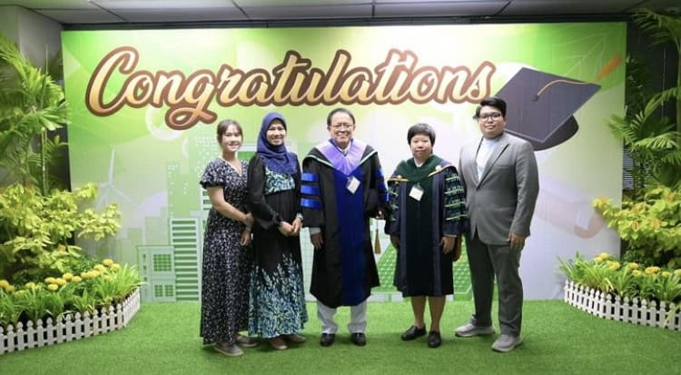 คณบดีคณะศึกษาศาสตร์ มหาวิทยาลัยศิลปากร เข้ารับพระราชทานปริญญาดุษฎีบัณฑิตกิตติมศักดิ์ มหาวิทยาลัยเกษตรศาสตร์ คณบดีคณะศึกษาศาสตร์ มหาวิทยาลัยศิลปากร เข้ารับพระราชทานปริญญาดุษฎีบัณฑิตกิตติมศักดิ์ มหาวิทยาลัยเกษตรศาสตร์