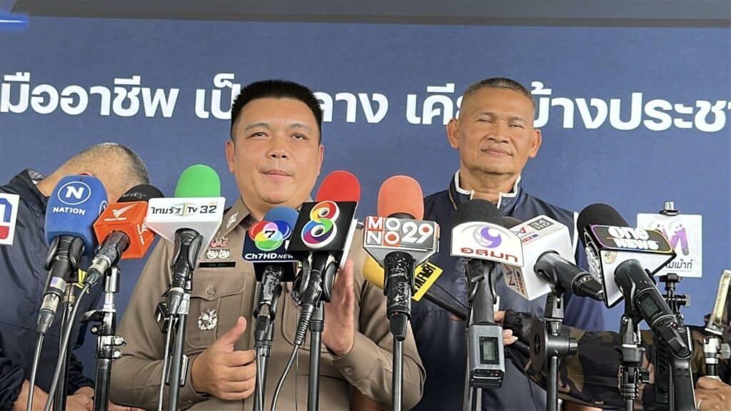 รองโฆษก.ตร. ยันไม่เกิน 48 ชม.ออกหมายจับ บอส และดารา the icon group ขณะที่วันนี้ได้ส่งบัญชีธนาคาร กว่า 120 บัญชี ทั้งของ กลุ่มบอส กลุ่มดาราและดาวน์ไลน์ ให้ ปปง.ตรวจสอบ รองโฆษก.ตร. ยันไม่เกิน 48 ชม.ออกหมายจับ บอส และดารา the icon group ขณะที่วันนี้ได้ส่งบัญชีธนาคาร กว่า 120 บัญชี ทั้งของ กลุ่มบอส กลุ่มดาราและดาวน์ไลน์ ให้ ปปง.ตรวจสอบ