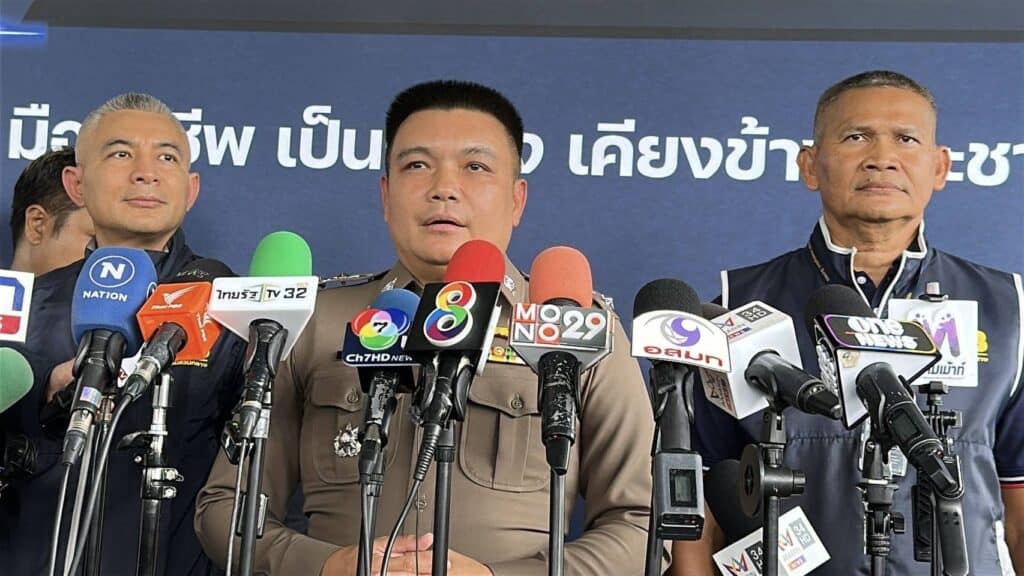 รองโฆษก.ตร. ยันไม่เกิน 48 ชม.ออกหมายจับ บอส และดารา the icon group ขณะที่วันนี้ได้ส่งบัญชีธนาคาร กว่า 120 บัญชี ทั้งของ กลุ่มบอส กลุ่มดาราและดาวน์ไลน์ ให้ ปปง.ตรวจสอบ รองโฆษก.ตร. ยันไม่เกิน 48 ชม.ออกหมายจับ บอส และดารา the icon group ขณะที่วันนี้ได้ส่งบัญชีธนาคาร กว่า 120 บัญชี ทั้งของ กลุ่มบอส กลุ่มดาราและดาวน์ไลน์ ให้ ปปง.ตรวจสอบ