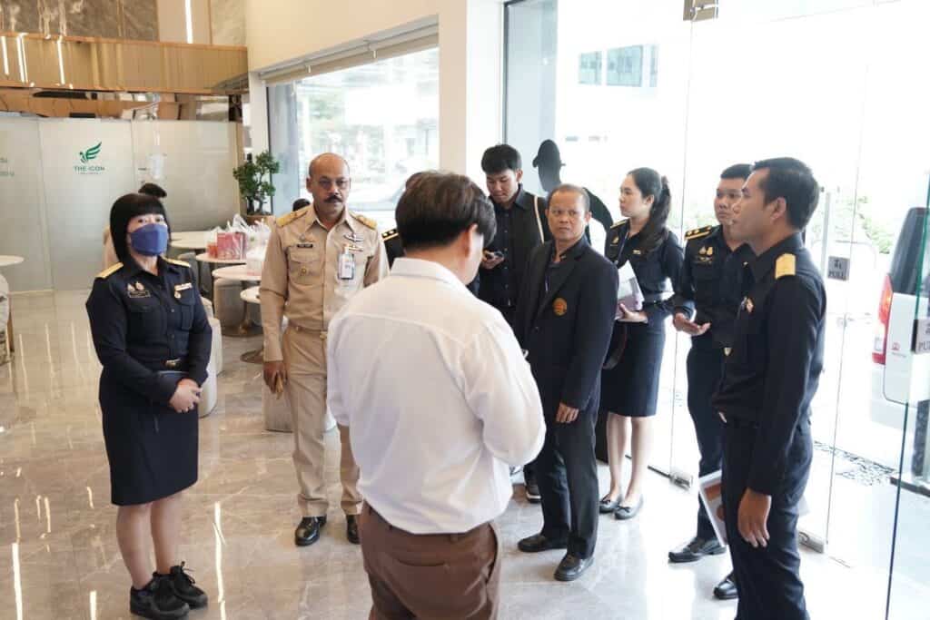 รองโฆษก.ตร. ยันไม่เกิน 48 ชม.ออกหมายจับ บอส และดารา the icon group ขณะที่วันนี้ได้ส่งบัญชีธนาคาร กว่า 120 บัญชี ทั้งของ กลุ่มบอส กลุ่มดาราและดาวน์ไลน์ ให้ ปปง.ตรวจสอบ รองโฆษก.ตร. ยันไม่เกิน 48 ชม.ออกหมายจับ บอส และดารา the icon group ขณะที่วันนี้ได้ส่งบัญชีธนาคาร กว่า 120 บัญชี ทั้งของ กลุ่มบอส กลุ่มดาราและดาวน์ไลน์ ให้ ปปง.ตรวจสอบ