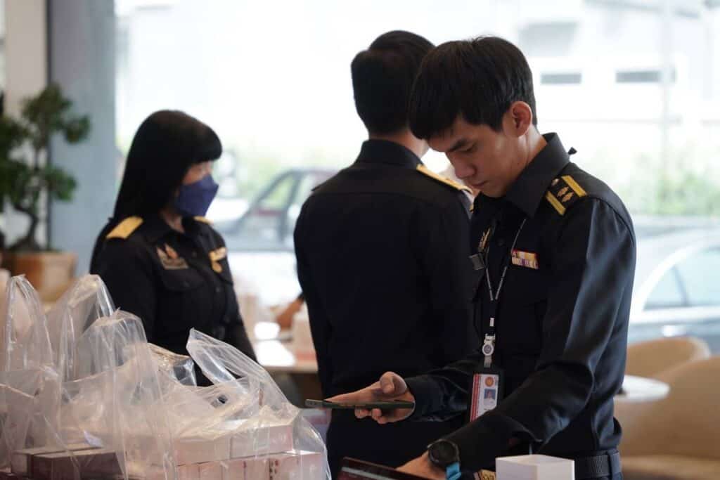 รองโฆษก.ตร. ยันไม่เกิน 48 ชม.ออกหมายจับ บอส และดารา the icon group ขณะที่วันนี้ได้ส่งบัญชีธนาคาร กว่า 120 บัญชี ทั้งของ กลุ่มบอส กลุ่มดาราและดาวน์ไลน์ ให้ ปปง.ตรวจสอบ รองโฆษก.ตร. ยันไม่เกิน 48 ชม.ออกหมายจับ บอส และดารา the icon group ขณะที่วันนี้ได้ส่งบัญชีธนาคาร กว่า 120 บัญชี ทั้งของ กลุ่มบอส กลุ่มดาราและดาวน์ไลน์ ให้ ปปง.ตรวจสอบ