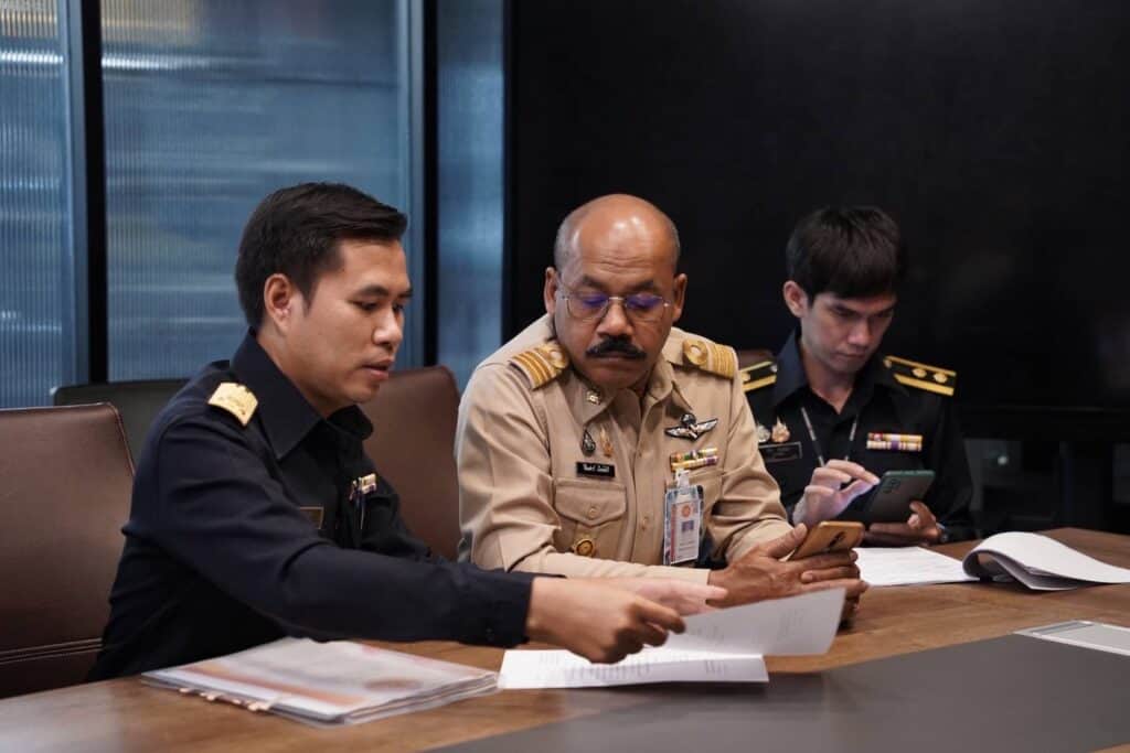 รองโฆษก.ตร. ยันไม่เกิน 48 ชม.ออกหมายจับ บอส และดารา the icon group ขณะที่วันนี้ได้ส่งบัญชีธนาคาร กว่า 120 บัญชี ทั้งของ กลุ่มบอส กลุ่มดาราและดาวน์ไลน์ ให้ ปปง.ตรวจสอบ รองโฆษก.ตร. ยันไม่เกิน 48 ชม.ออกหมายจับ บอส และดารา the icon group ขณะที่วันนี้ได้ส่งบัญชีธนาคาร กว่า 120 บัญชี ทั้งของ กลุ่มบอส กลุ่มดาราและดาวน์ไลน์ ให้ ปปง.ตรวจสอบ