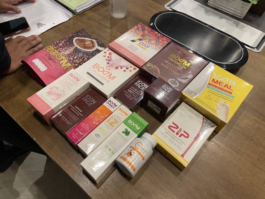 รองโฆษก.ตร. ยันไม่เกิน 48 ชม.ออกหมายจับ บอส และดารา the icon group ขณะที่วันนี้ได้ส่งบัญชีธนาคาร กว่า 120 บัญชี ทั้งของ กลุ่มบอส กลุ่มดาราและดาวน์ไลน์ ให้ ปปง.ตรวจสอบ รองโฆษก.ตร. ยันไม่เกิน 48 ชม.ออกหมายจับ บอส และดารา the icon group ขณะที่วันนี้ได้ส่งบัญชีธนาคาร กว่า 120 บัญชี ทั้งของ กลุ่มบอส กลุ่มดาราและดาวน์ไลน์ ให้ ปปง.ตรวจสอบ