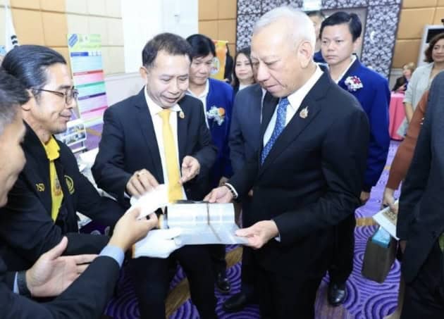 “พิพัฒน์” โชว์ผลงาน up skill ช่างเชื่อมไทยอู่ต่อเรือ สู่การจ้างงานในเกาหลี รายได้เริ่ม 75,000 บาทต่อเดือน “พิพัฒน์” โชว์ผลงาน up skill ช่างเชื่อมไทยอู่ต่อเรือ สู่การจ้างงานในเกาหลี รายได้เริ่ม 75,000 บาทต่อเดือน