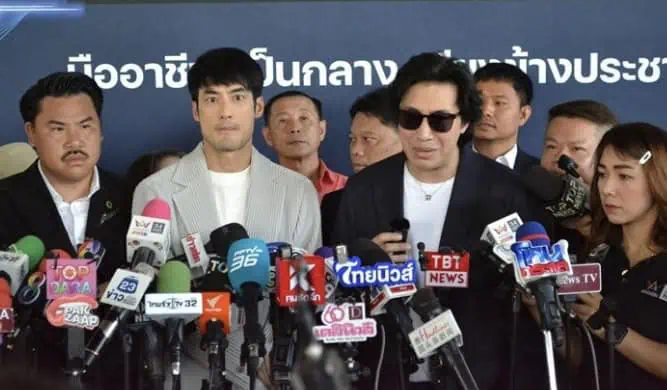 หนุ่ม กรรชัย - บอย ปกรณ์ - กัน จอมพลัง‘ พากลุ่มผู้เสียหายจาก ‘ดิไอคอนกรุ๊ป’ เข้าแจ้งความ บก.ปคบ. ’หนุ่ม กรรชัย‘ ท้า ’บอสพอล‘ ให้กล้าออกมารับผิดชอบ ด้าน ‘บอย ปกรณ์’ ยืนยันขออยู่เคียงข้างประชาชน