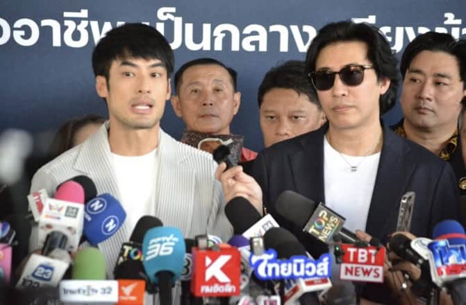 หนุ่ม กรรชัย - บอย ปกรณ์ - กัน จอมพลัง‘ พากลุ่มผู้เสียหายจาก ‘ดิไอคอนกรุ๊ป’ เข้าแจ้งความ บก.ปคบ. ’หนุ่ม กรรชัย‘ ท้า ’บอสพอล‘ ให้กล้าออกมารับผิดชอบ ด้าน ‘บอย ปกรณ์’ ยืนยันขออยู่เคียงข้างประชาชน หนุ่ม กรรชัย - บอย ปกรณ์ - กัน จอมพลัง‘ พากลุ่มผู้เสียหายจาก ‘ดิไอคอนกรุ๊ป’ เข้าแจ้งความ บก.ปคบ. ’หนุ่ม กรรชัย‘ ท้า ’บอสพอล‘ ให้กล้าออกมารับผิดชอบ ด้าน ‘บอย ปกรณ์’ ยืนยันขออยู่เคียงข้างประชาชน