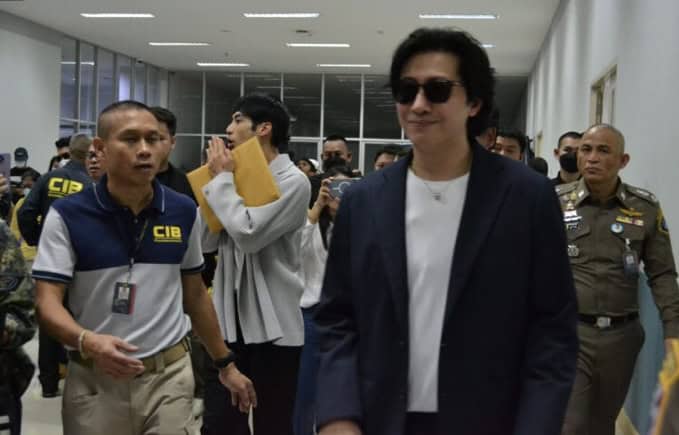 หนุ่ม กรรชัย - บอย ปกรณ์ - กัน จอมพลัง‘ พากลุ่มผู้เสียหายจาก ‘ดิไอคอนกรุ๊ป’ เข้าแจ้งความ บก.ปคบ. ’หนุ่ม กรรชัย‘ ท้า ’บอสพอล‘ ให้กล้าออกมารับผิดชอบ ด้าน ‘บอย ปกรณ์’ ยืนยันขออยู่เคียงข้างประชาชน หนุ่ม กรรชัย - บอย ปกรณ์ - กัน จอมพลัง‘ พากลุ่มผู้เสียหายจาก ‘ดิไอคอนกรุ๊ป’ เข้าแจ้งความ บก.ปคบ. ’หนุ่ม กรรชัย‘ ท้า ’บอสพอล‘ ให้กล้าออกมารับผิดชอบ ด้าน ‘บอย ปกรณ์’ ยืนยันขออยู่เคียงข้างประชาชน