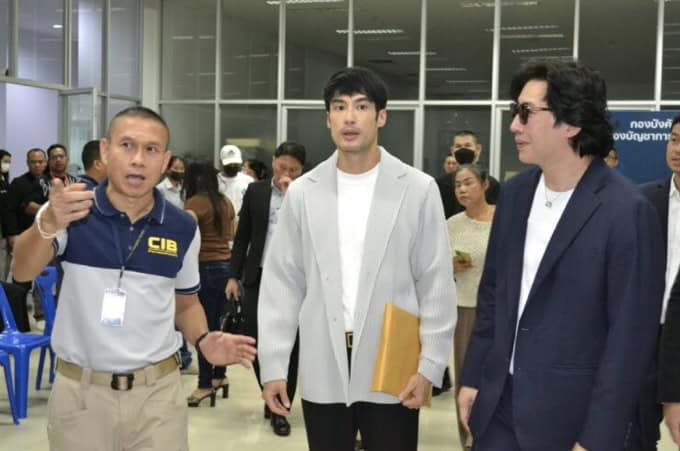 หนุ่ม กรรชัย - บอย ปกรณ์ - กัน จอมพลัง‘ พากลุ่มผู้เสียหายจาก ‘ดิไอคอนกรุ๊ป’ เข้าแจ้งความ บก.ปคบ. ’หนุ่ม กรรชัย‘ ท้า ’บอสพอล‘ ให้กล้าออกมารับผิดชอบ ด้าน ‘บอย ปกรณ์’ ยืนยันขออยู่เคียงข้างประชาชน หนุ่ม กรรชัย - บอย ปกรณ์ - กัน จอมพลัง‘ พากลุ่มผู้เสียหายจาก ‘ดิไอคอนกรุ๊ป’ เข้าแจ้งความ บก.ปคบ. ’หนุ่ม กรรชัย‘ ท้า ’บอสพอล‘ ให้กล้าออกมารับผิดชอบ ด้าน ‘บอย ปกรณ์’ ยืนยันขออยู่เคียงข้างประชาชน