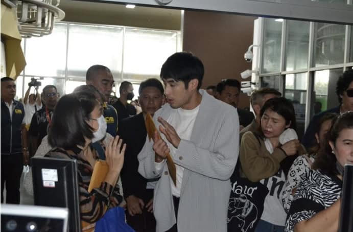 หนุ่ม กรรชัย - บอย ปกรณ์ - กัน จอมพลัง‘ พากลุ่มผู้เสียหายจาก ‘ดิไอคอนกรุ๊ป’ เข้าแจ้งความ บก.ปคบ. ’หนุ่ม กรรชัย‘ ท้า ’บอสพอล‘ ให้กล้าออกมารับผิดชอบ ด้าน ‘บอย ปกรณ์’ ยืนยันขออยู่เคียงข้างประชาชน หนุ่ม กรรชัย - บอย ปกรณ์ - กัน จอมพลัง‘ พากลุ่มผู้เสียหายจาก ‘ดิไอคอนกรุ๊ป’ เข้าแจ้งความ บก.ปคบ. ’หนุ่ม กรรชัย‘ ท้า ’บอสพอล‘ ให้กล้าออกมารับผิดชอบ ด้าน ‘บอย ปกรณ์’ ยืนยันขออยู่เคียงข้างประชาชน