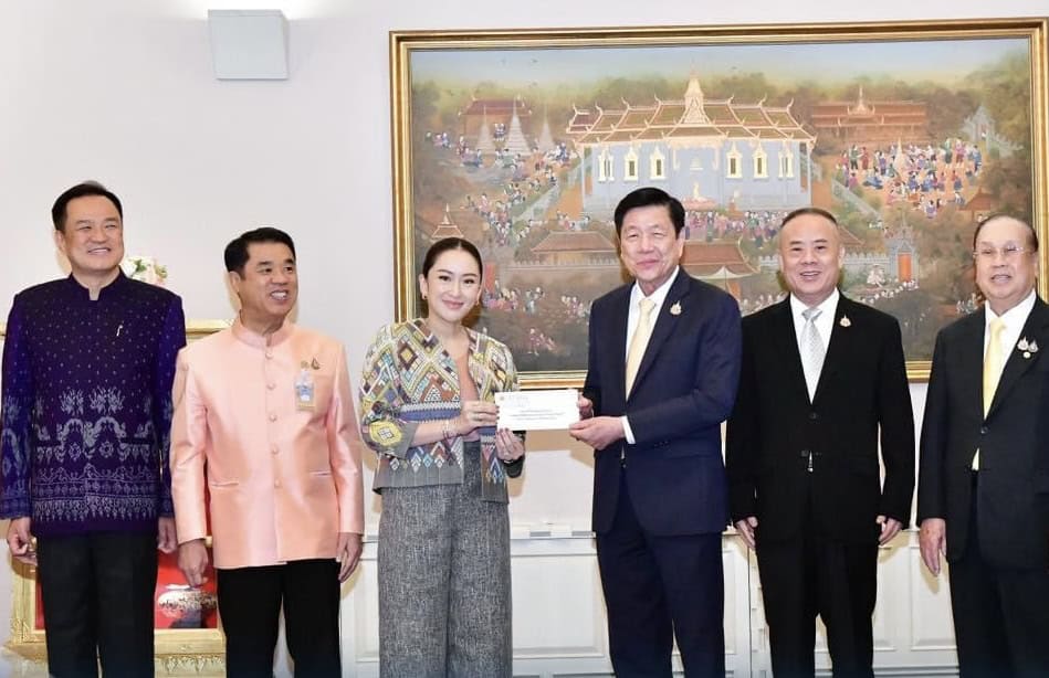 POLITICS: นายกฯ แพทองธาร รับมอบสิ่งของอุปโภคบริโภค – เงินบริจาค จากองค์กรและภาคเอกชน เพื่อช่วยเหลือผู้ประสบภัยน้ำท่วม POLITICS: นายกฯ แพทองธาร รับมอบสิ่งของอุปโภคบริโภค – เงินบริจาค จากองค์กรและภาคเอกชน เพื่อช่วยเหลือผู้ประสบภัยน้ำท่วม