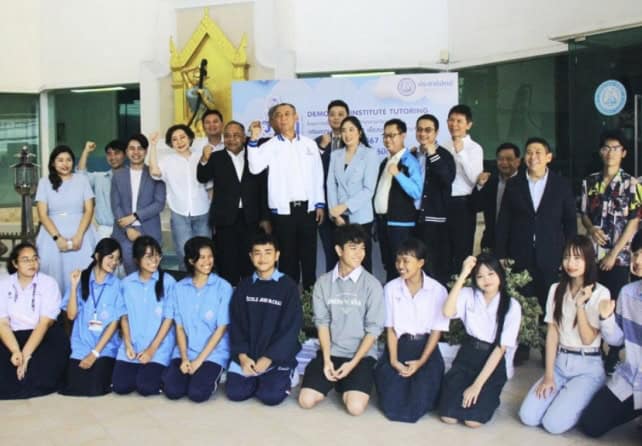 ‘เฉลิมชัย’ เปิดโครงการ ‘พระแม่พาติว’ นำประชาธิปัตย์เป็นผู้ “สร้างโอกาส เพิ่มโอกาส ให้โอกาส” พร้อมย้ำเจตนารมณ์ ปชป. ให้ความสำคัญการศึกษา ไม่สร้างภาพ ไม่ทำเพื่อหาเสียง แต่แสดงจุดยืนและหลักการ ‘เฉลิมชัย’ เปิดโครงการ ‘พระแม่พาติว’ นำประชาธิปัตย์เป็นผู้ “สร้างโอกาส เพิ่มโอกาส ให้โอกาส” พร้อมย้ำเจตนารมณ์ ปชป. ให้ความสำคัญการศึกษา ไม่สร้างภาพ ไม่ทำเพื่อหาเสียง แต่แสดงจุดยืนและหลักการ