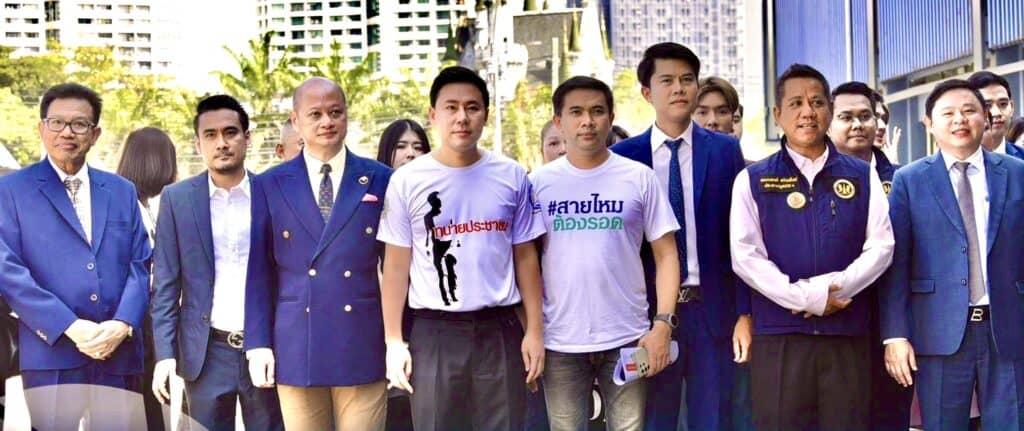 กลุ่มทนายดังพาผู้เสียหายคดี 'ดิไอคอนกรุ๊ป' เข้าแจ้งความตำรวจสอบสวนกลาง สายไหมตัองรอด แฉ 'ขบวนการเทวดา' เตือนบอสพอลเทวดาอาจจะโกรธและไม่ปลอดภัยควรออกมาให้ข้อมูลกับตำรวจดีกว่า พยานปากสำคัญเข้าให้ข้อมูล เผยสั้นๆ กับสื่อ จ่ายเงินเทวดาหลักหมื่นล้านตั้งแต่ปี 63 กลุ่มทนายดังพาผู้เสียหายคดี 'ดิไอคอนกรุ๊ป' เข้าแจ้งความตำรวจสอบสวนกลาง สายไหมตัองรอด แฉ 'ขบวนการเทวดา' เตือนบอสพอลเทวดาอาจจะโกรธและไม่ปลอดภัยควรออกมาให้ข้อมูลกับตำรวจดีกว่า พยานปากสำคัญเข้าให้ข้อมูล เผยสั้นๆ กับสื่อ จ่ายเงินเทวดาหลักหมื่นล้านตั้งแต่ปี 63