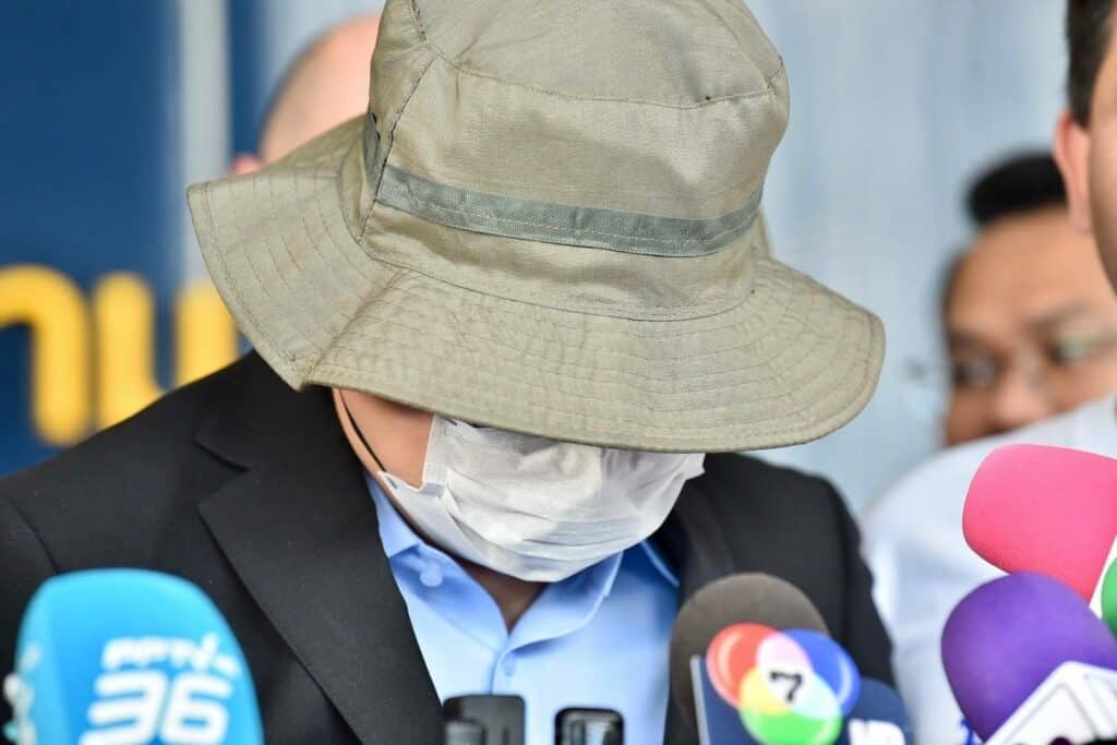 กลุ่มทนายดังพาผู้เสียหายคดี 'ดิไอคอนกรุ๊ป' เข้าแจ้งความตำรวจสอบสวนกลาง สายไหมตัองรอด แฉ 'ขบวนการเทวดา' เตือนบอสพอลเทวดาอาจจะโกรธและไม่ปลอดภัยควรออกมาให้ข้อมูลกับตำรวจดีกว่า พยานปากสำคัญเข้าให้ข้อมูล เผยสั้นๆ กับสื่อ จ่ายเงินเทวดาหลักหมื่นล้านตั้งแต่ปี 63 กลุ่มทนายดังพาผู้เสียหายคดี 'ดิไอคอนกรุ๊ป' เข้าแจ้งความตำรวจสอบสวนกลาง สายไหมตัองรอด แฉ 'ขบวนการเทวดา' เตือนบอสพอลเทวดาอาจจะโกรธและไม่ปลอดภัยควรออกมาให้ข้อมูลกับตำรวจดีกว่า พยานปากสำคัญเข้าให้ข้อมูล เผยสั้นๆ กับสื่อ จ่ายเงินเทวดาหลักหมื่นล้านตั้งแต่ปี 63