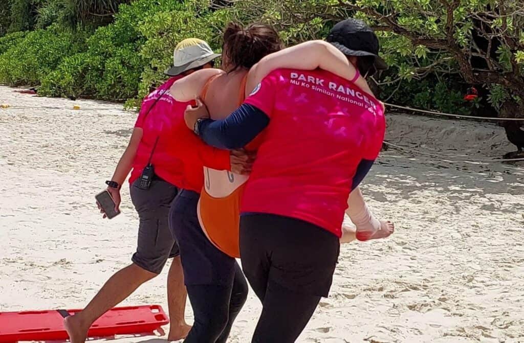 เจ้าหน้าที่ช่วยเหลือ สาวเมืองผู้ดีลงดำน้ำ โดนใบพัดเรือที่ส้นเท้าขวา” เจ้าหน้าที่ช่วยเหลือ สาวเมืองผู้ดีลงดำน้ำ โดนใบพัดเรือที่ส้นเท้าขวา”