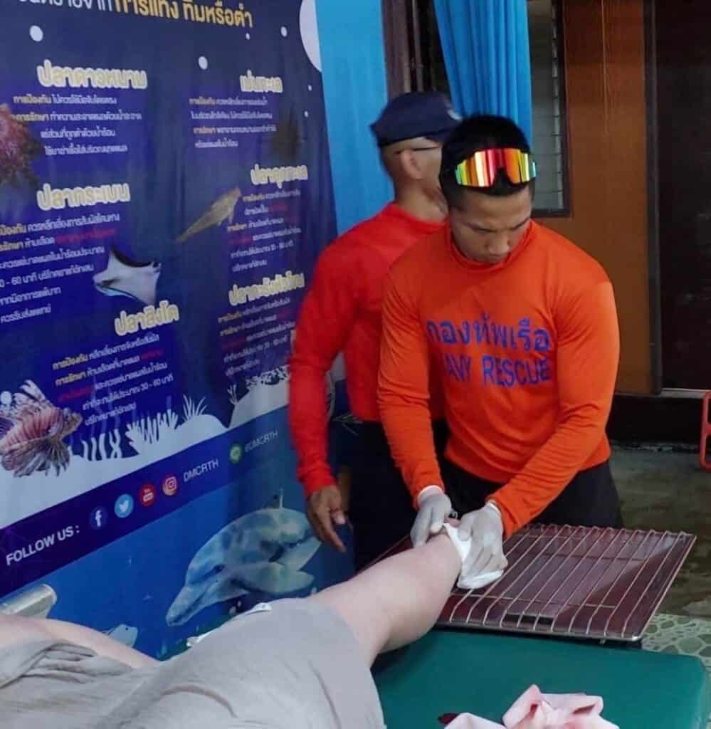 เจ้าหน้าที่ช่วยเหลือ สาวเมืองผู้ดีลงดำน้ำ โดนใบพัดเรือที่ส้นเท้าขวา” เจ้าหน้าที่ช่วยเหลือ สาวเมืองผู้ดีลงดำน้ำ โดนใบพัดเรือที่ส้นเท้าขวา”