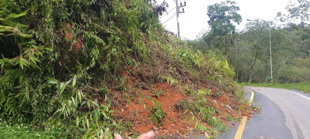 ศูนย์บัญชาการเหตุการณ์อุทกภัย จังหวัดยะลา เร่งให้การช่วยเหลือและฟื้นฟูประสบอุทกภัย น้ำป่าไหลหลาก ดินสไลด์ถนนถูกตัดขาด ศูนย์บัญชาการเหตุการณ์อุทกภัย จังหวัดยะลา เร่งให้การช่วยเหลือและฟื้นฟูประสบอุทกภัย น้ำป่าไหลหลาก ดินสไลด์ถนนถูกตัดขาด