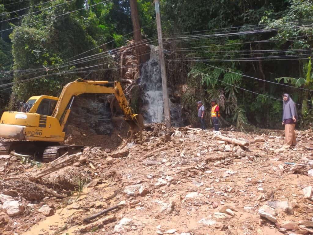 ศูนย์บัญชาการเหตุการณ์อุทกภัย จังหวัดยะลา เร่งให้การช่วยเหลือและฟื้นฟูประสบอุทกภัย น้ำป่าไหลหลาก ดินสไลด์ถนนถูกตัดขาด ศูนย์บัญชาการเหตุการณ์อุทกภัย จังหวัดยะลา เร่งให้การช่วยเหลือและฟื้นฟูประสบอุทกภัย น้ำป่าไหลหลาก ดินสไลด์ถนนถูกตัดขาด