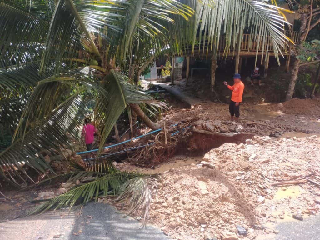 ศูนย์บัญชาการเหตุการณ์อุทกภัย จังหวัดยะลา เร่งให้การช่วยเหลือและฟื้นฟูประสบอุทกภัย น้ำป่าไหลหลาก ดินสไลด์ถนนถูกตัดขาด ศูนย์บัญชาการเหตุการณ์อุทกภัย จังหวัดยะลา เร่งให้การช่วยเหลือและฟื้นฟูประสบอุทกภัย น้ำป่าไหลหลาก ดินสไลด์ถนนถูกตัดขาด