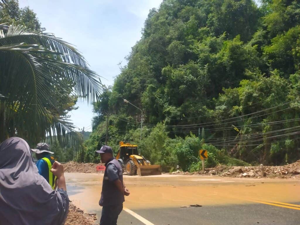 ศูนย์บัญชาการเหตุการณ์อุทกภัย จังหวัดยะลา เร่งให้การช่วยเหลือและฟื้นฟูประสบอุทกภัย น้ำป่าไหลหลาก ดินสไลด์ถนนถูกตัดขาด ศูนย์บัญชาการเหตุการณ์อุทกภัย จังหวัดยะลา เร่งให้การช่วยเหลือและฟื้นฟูประสบอุทกภัย น้ำป่าไหลหลาก ดินสไลด์ถนนถูกตัดขาด